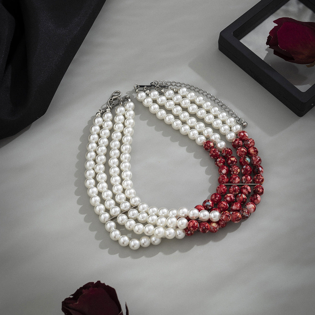 Collar gótico de perlas sintéticas hecho a mano con cuentas acrílicas y diseño geométrico en color blanco K.