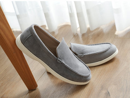 Mocasines slip-on de gamuza para hombre — Diseño cómodo con punta redonda y suela plana