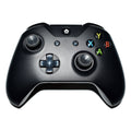Mando inalámbrico con vibración y diseño ergonómico para juegos en consola.