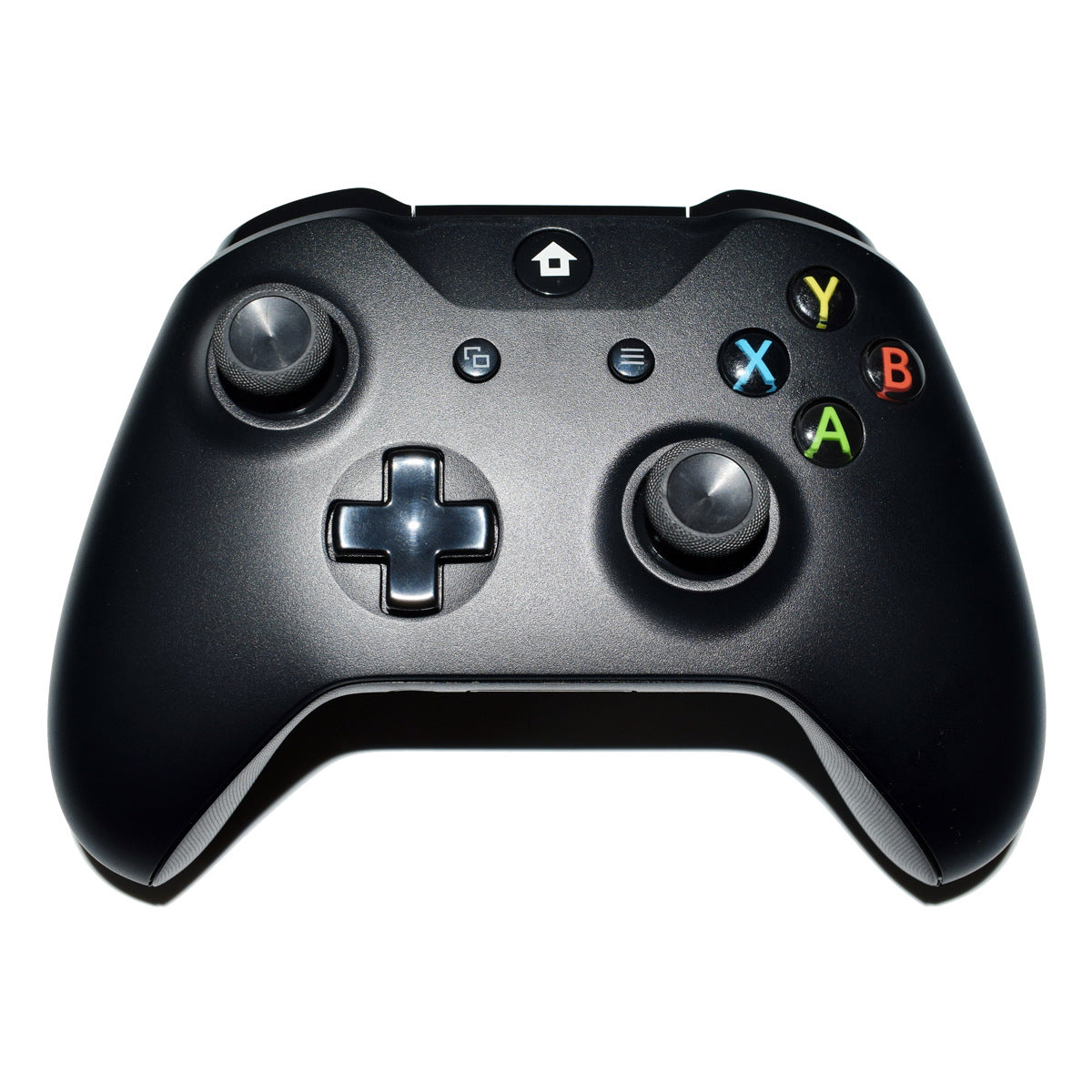 Mando inalámbrico con vibración y diseño ergonómico para juegos en consola.