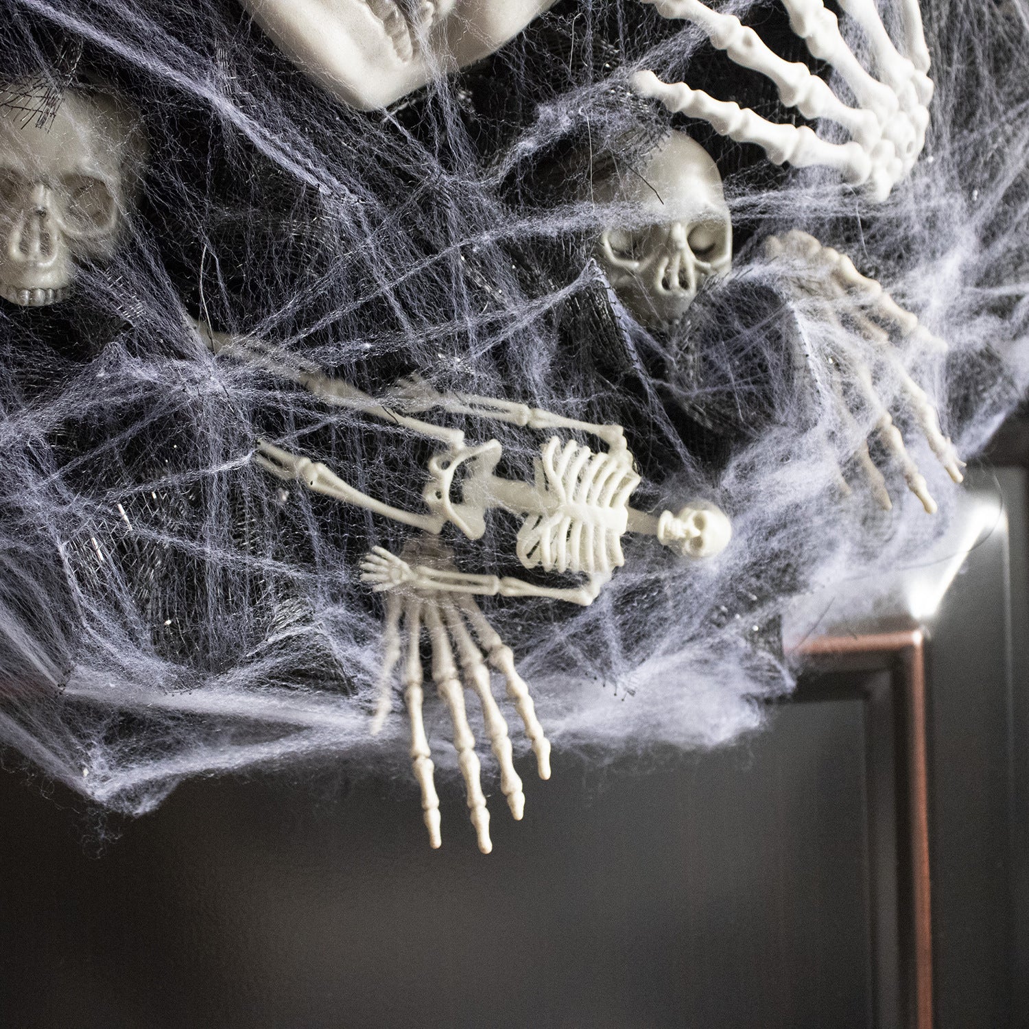 Guirnalda de Calaveras con Malla Negra – Decoración de Halloween para Interiores y Exteriores