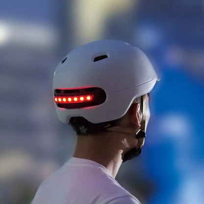 Casco inteligente con luz LED trasera – Seguridad urbana con batería recargable