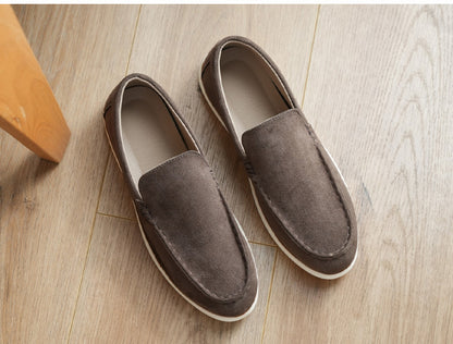 Mocasines slip-on de gamuza para hombre — Diseño cómodo con punta redonda y suela plana