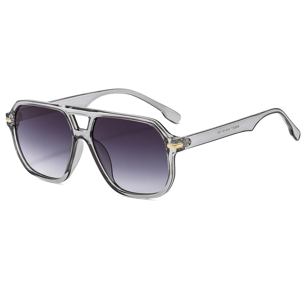 Gafas de sol estilo aviador con doble puente, montura ligera metálica y lentes oscuras diseñadas para protección solar en uso diario y actividades al aire libre.