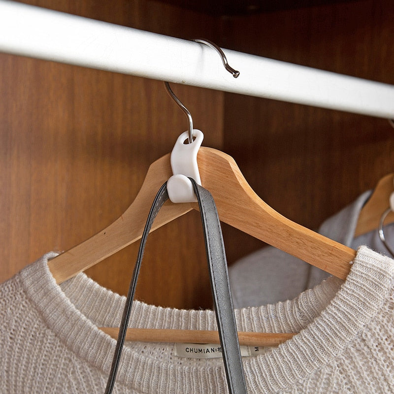 Ganchos de polipropileno para conectar perchas y organizar la ropa en formato vertical ahorrando espacio.