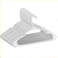 Percha de plástico resistente con diseño liso y ganchos laterales antideslizantes para ropa con tirantes.
