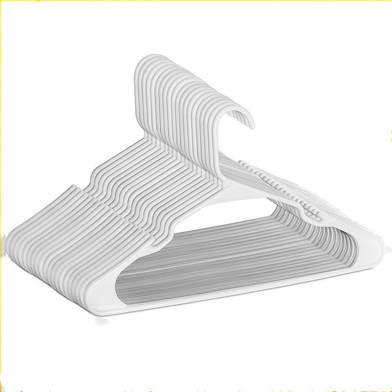 Percha de plástico resistente con diseño liso y ganchos laterales antideslizantes para ropa con tirantes.
