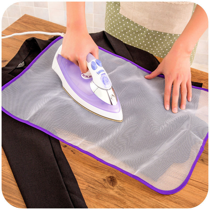 Malla protectora resistente al calor para planchar prendas delicadas sin quemaduras ni marcas.